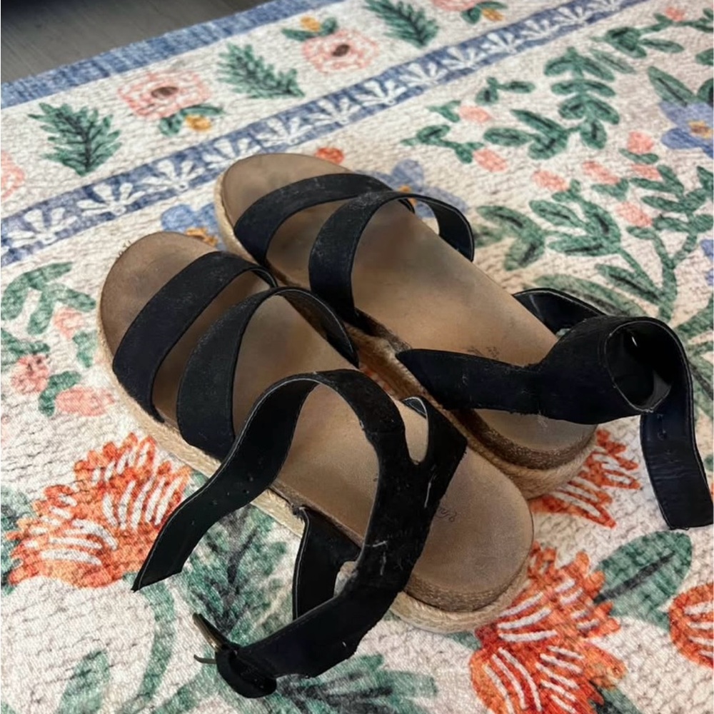 Black Universal Threads Espadrilles/ Sandals